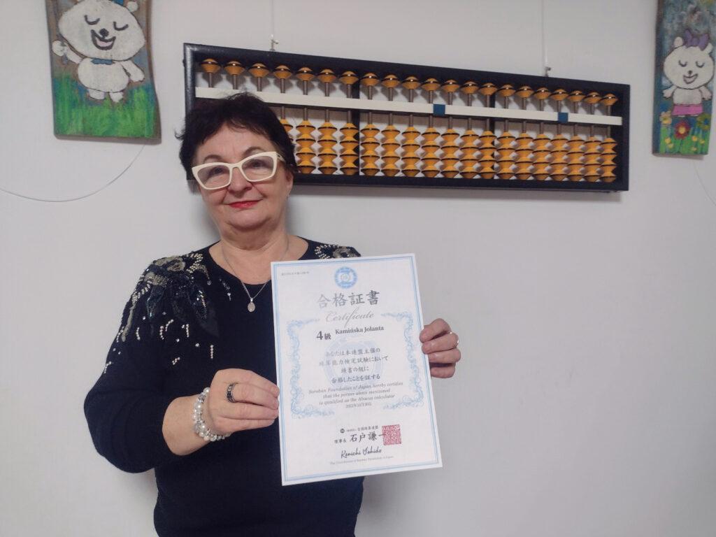 Jolanta Kamińska odbiera certyfikat 4kyu Japońskiego Związku Sorobanu